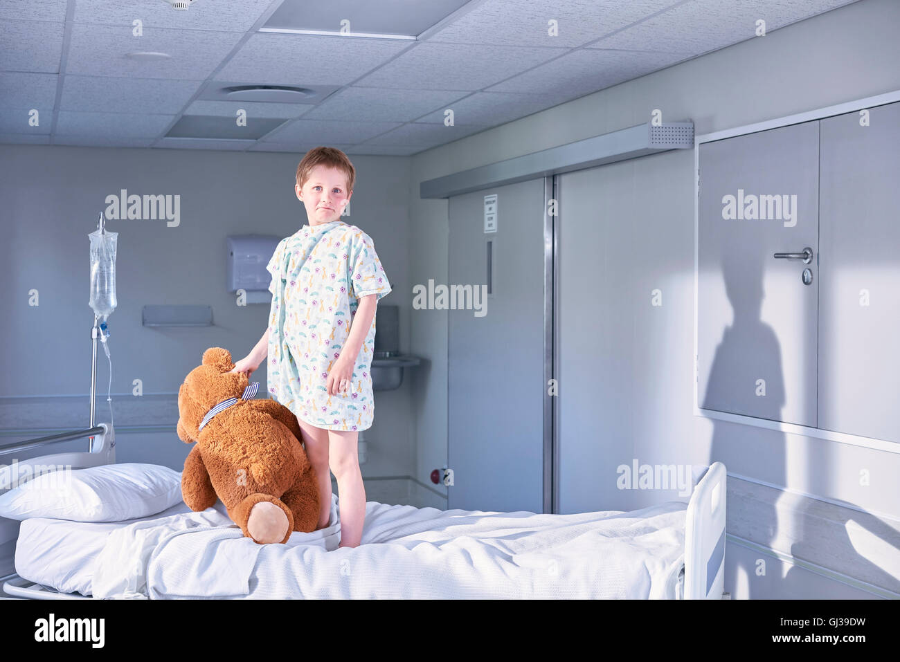 Porträt des jungen Patienten auf Bett festhalten Teddybär Krankenhaus Kinderstation Stockfoto