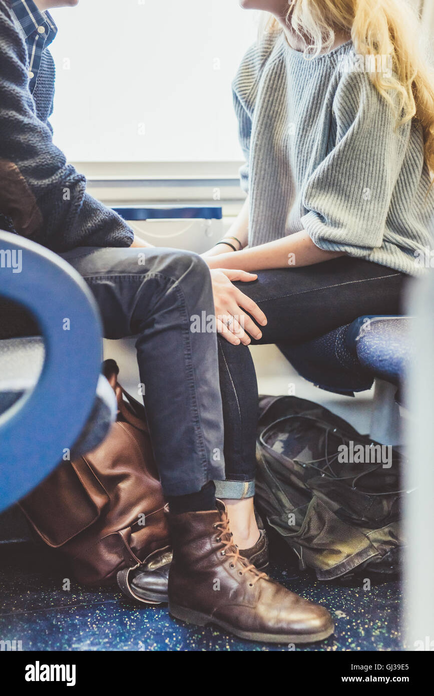 Hals abwärts Blick auf romantische junge Paar Reisen im Zug Wagen, Italien Stockfoto