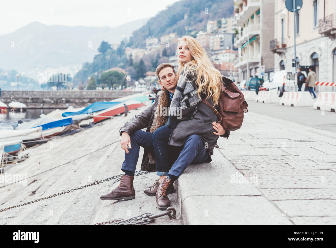 Junges Paar sitzt auf See, Comer See, Italien Stockfoto