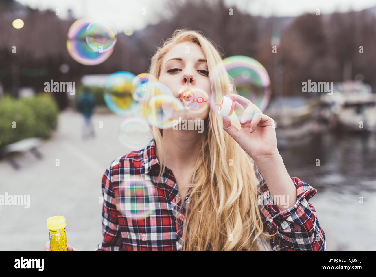 Porträt der jungen Frau am Wasser, Seifenblasen, Comer See, Italien Stockfoto