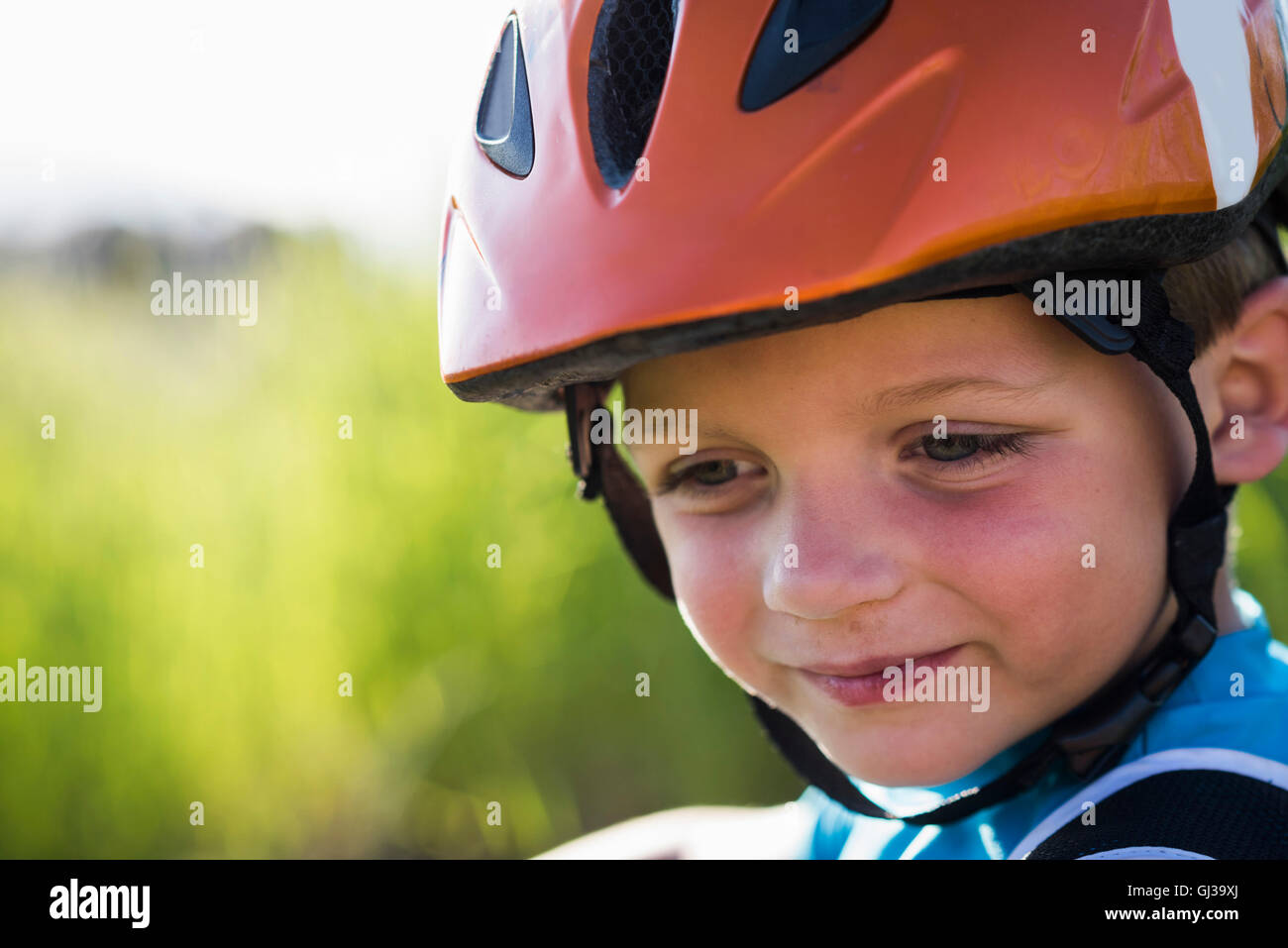 Jungen tragen Helm Stockfoto