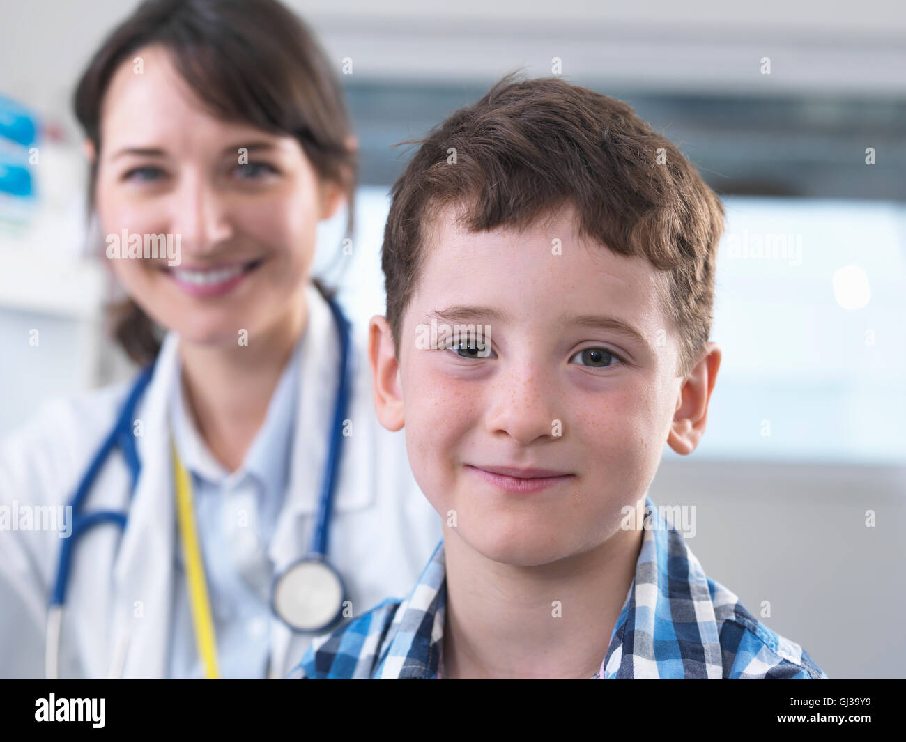 Arzt und junge in Klinik Stockfoto