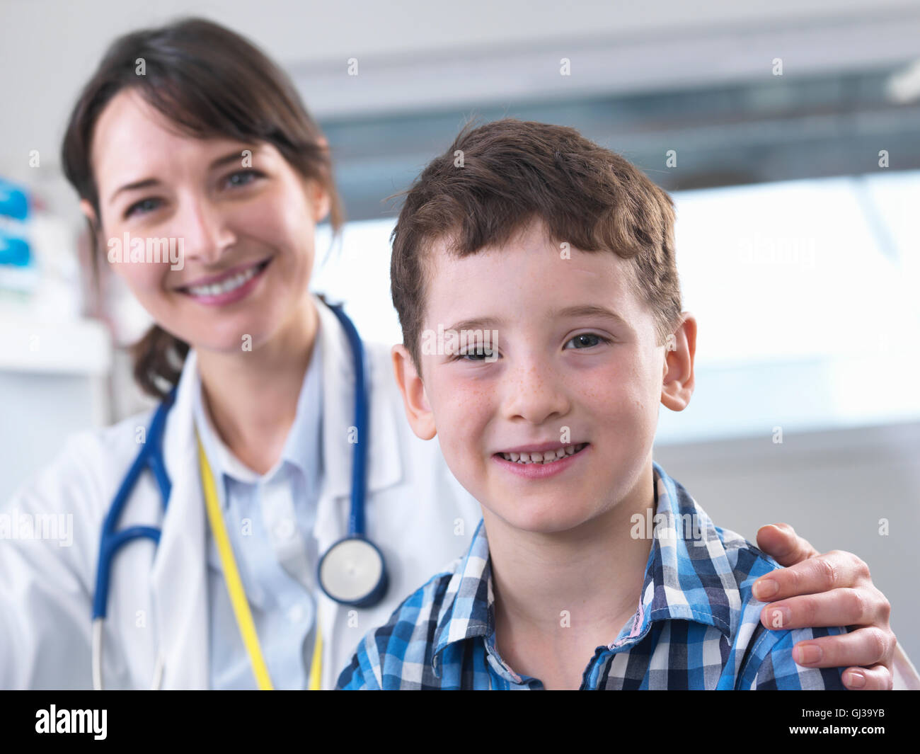 Arzt und junge in Klinik Stockfoto