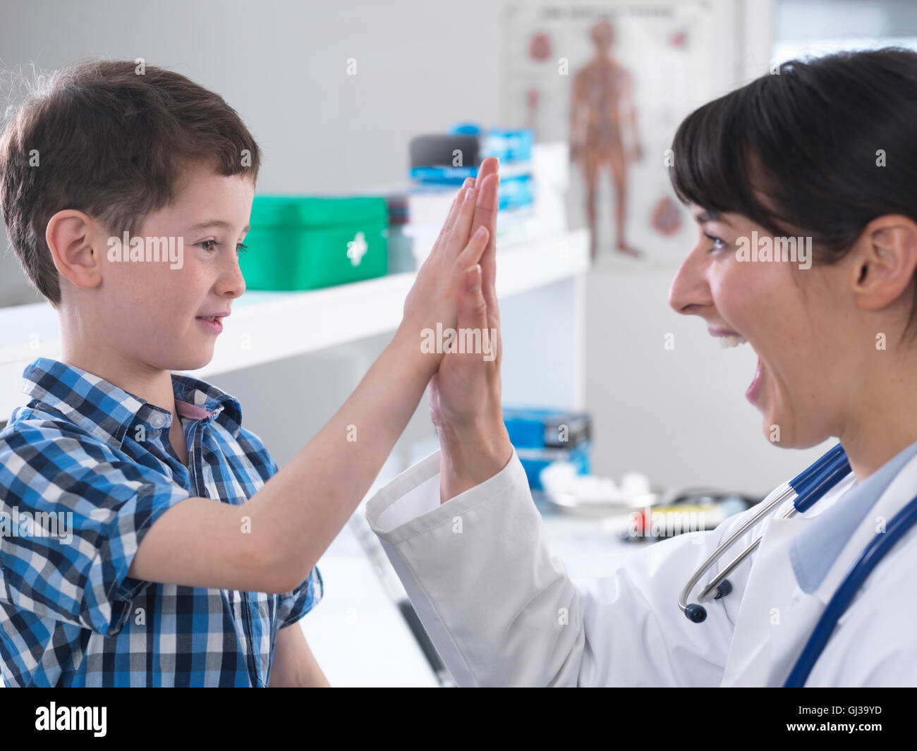 Arzt und junge tun hohe fünf in Klinik Stockfoto