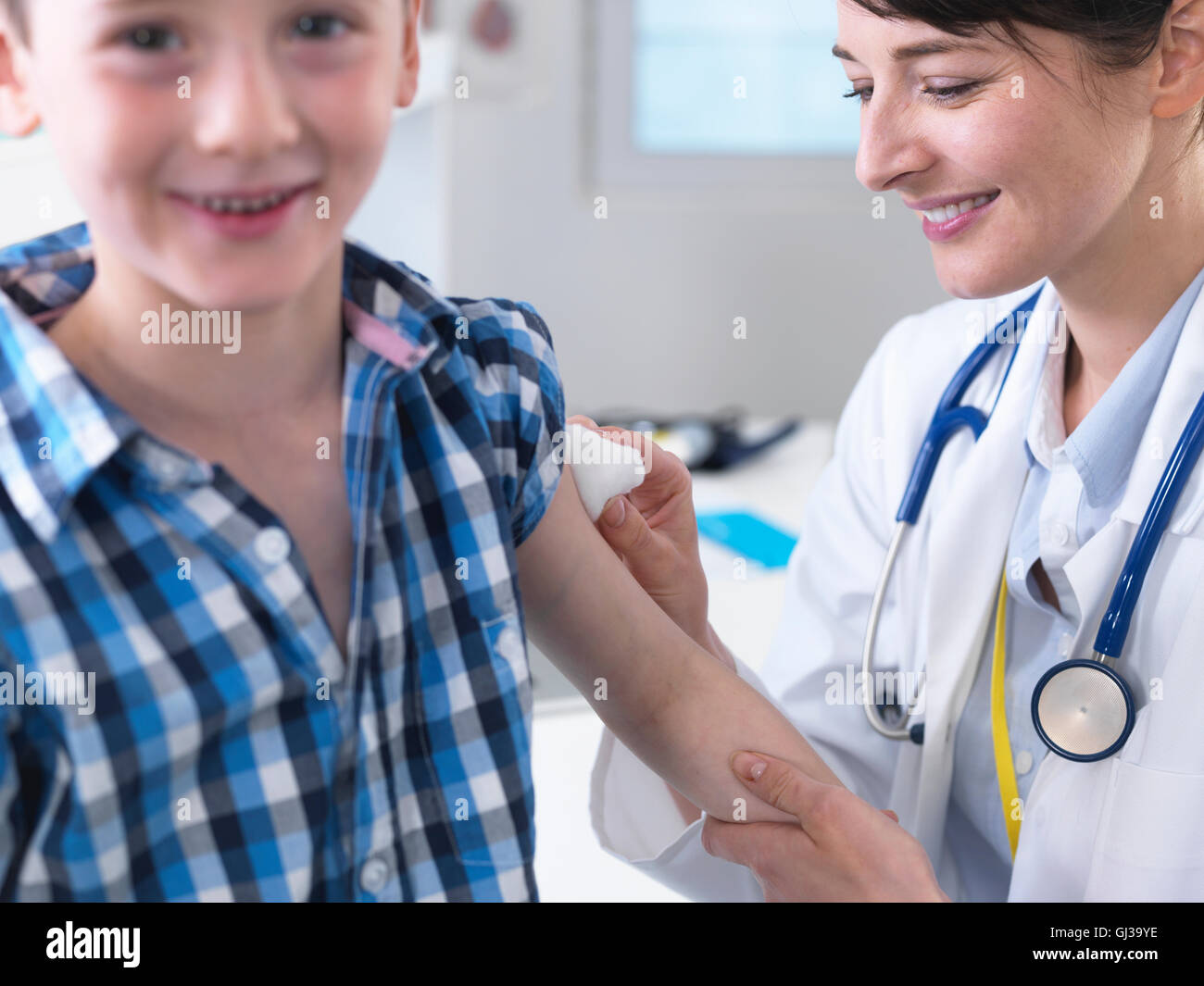 Arzt, beruhigende junge nach der Impfung in Klinik Stockfoto