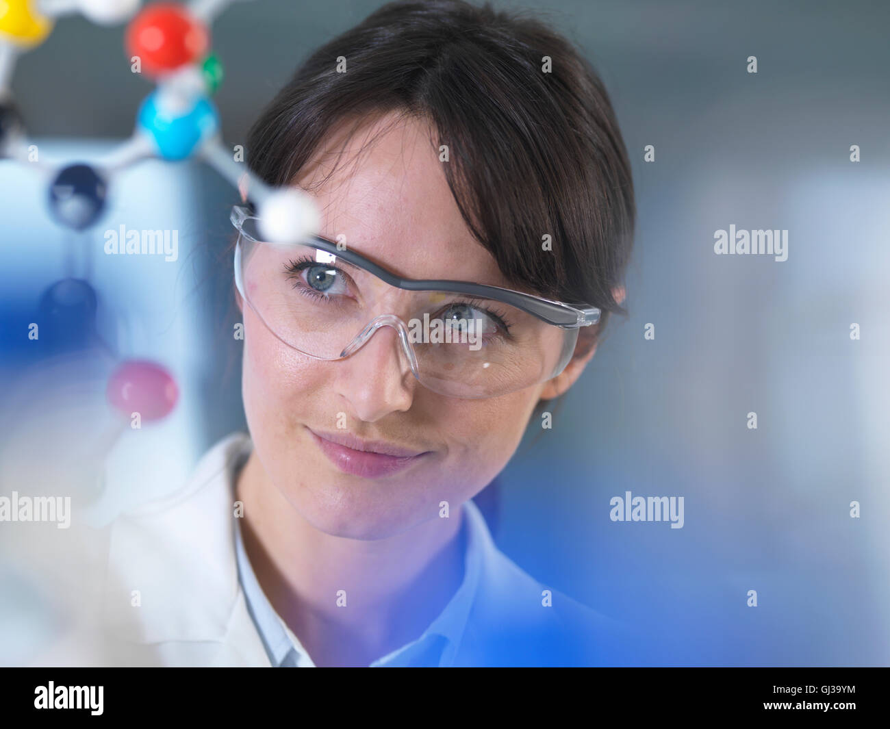 Wissenschaftler analysieren Molekülmodell im Labor Stockfoto