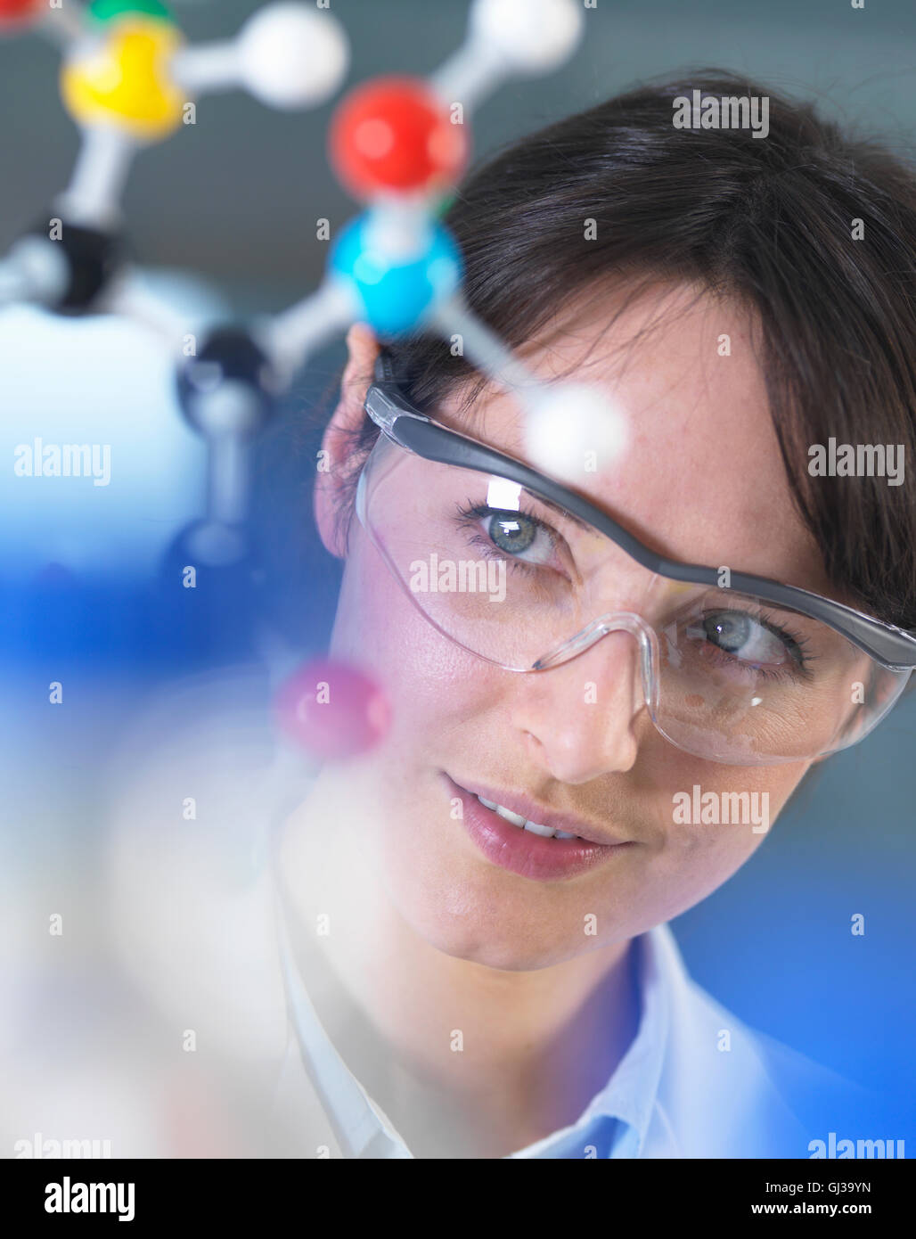 Wissenschaftler analysieren Molekülmodell im Labor Stockfoto