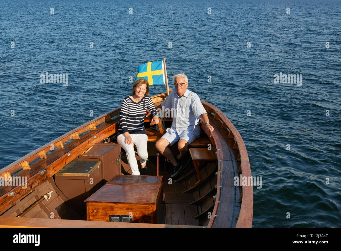 Paar, sitzen im Boot am Ozean Stockfoto