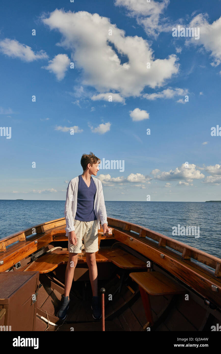 Teenager stehen auf Boot wegschauen Stockfoto