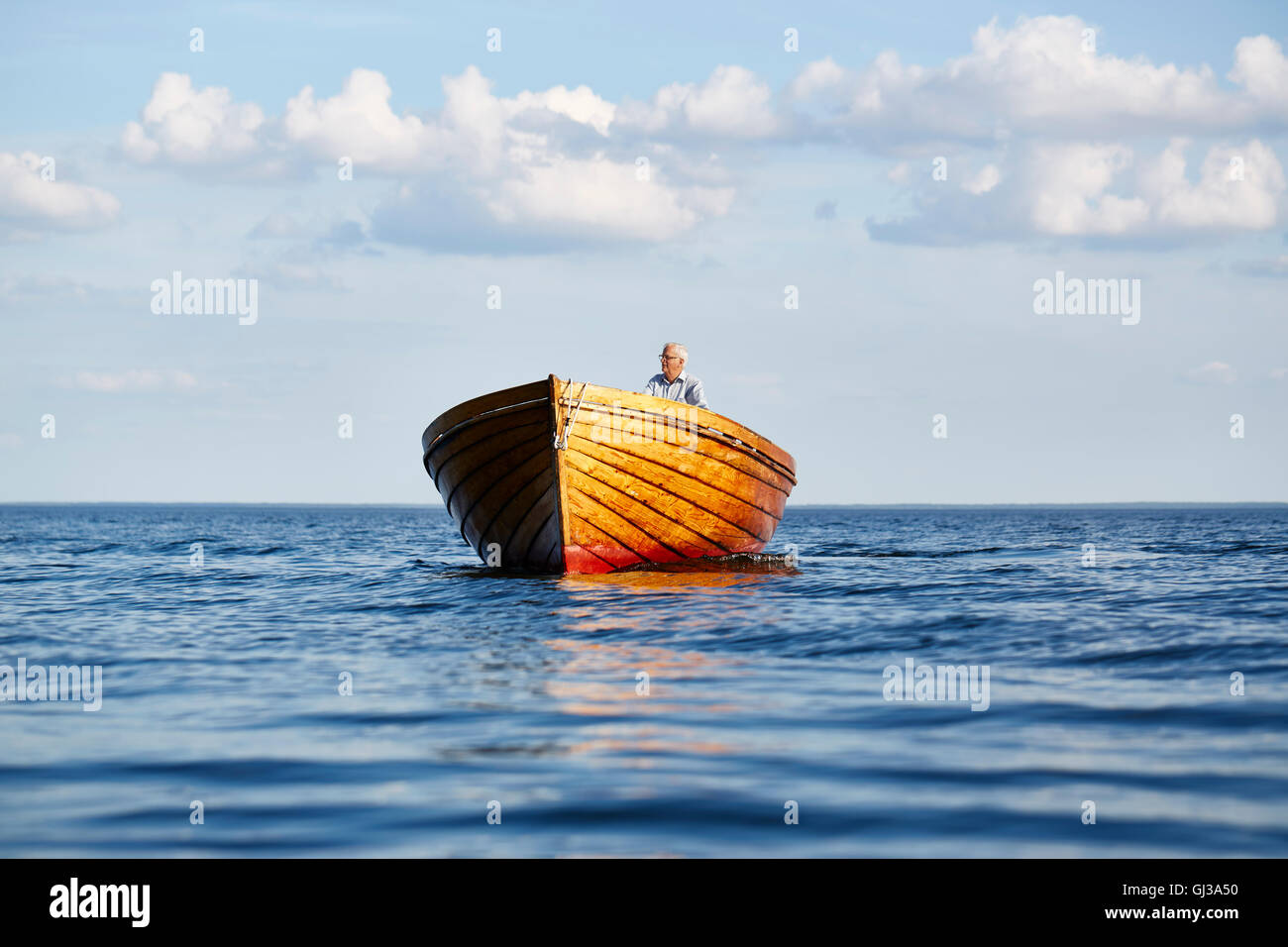 Ältere Mann im Boot segeln Stockfoto