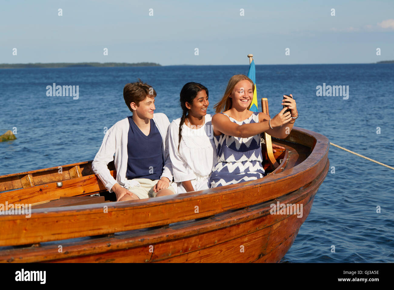 Freunde auf Boot nehmen selfie Stockfoto