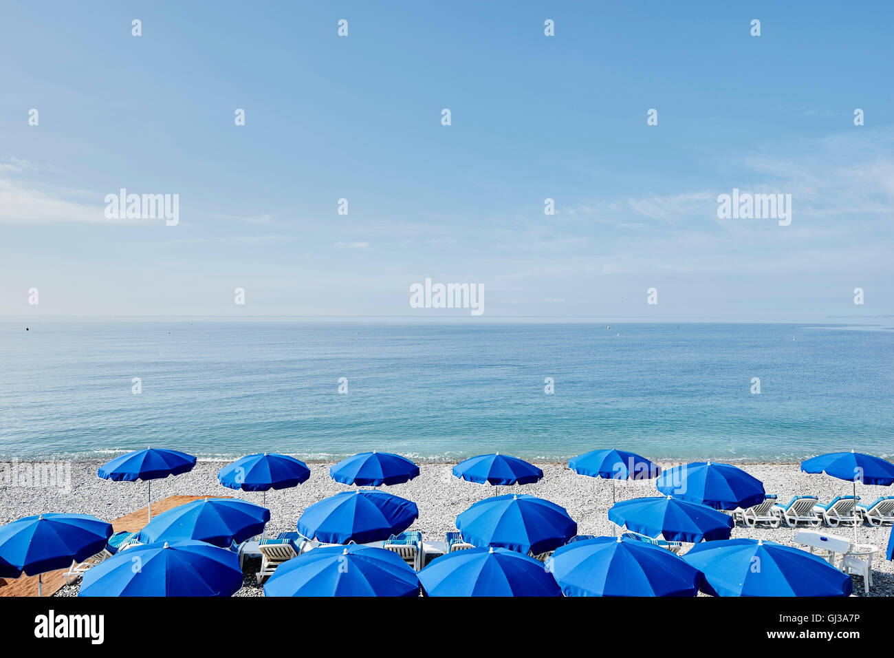 Reihen von blauen Sonnenschirmen, Nizza, Côte d ' Azur, Frankreich Stockfoto