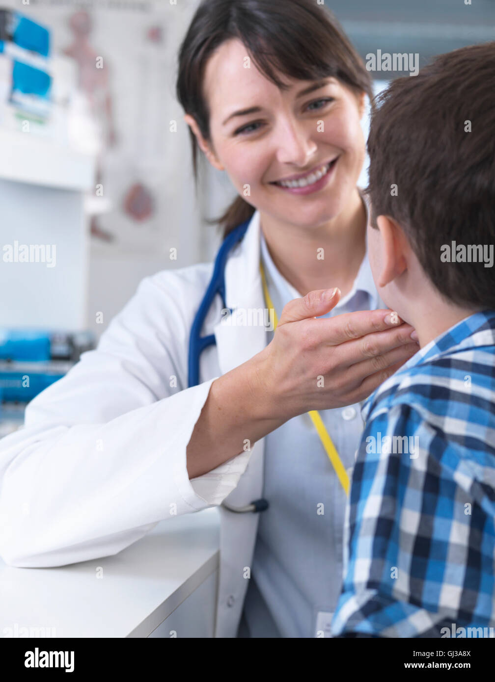 Arzt gesucht geschwollene Drüsen am Hals des jungen Stockfoto