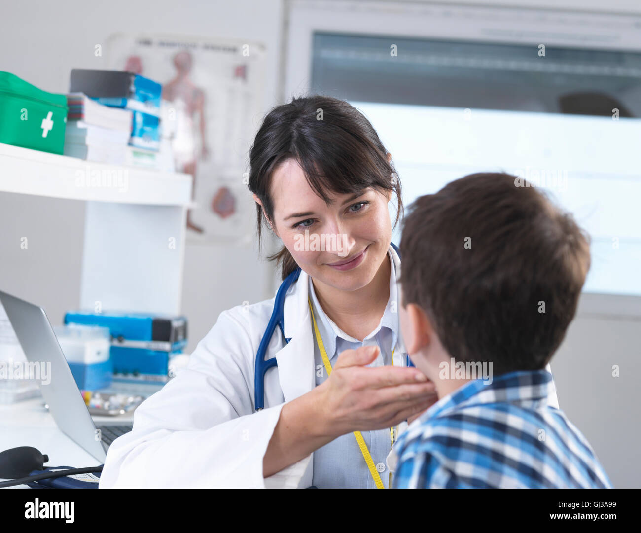 Arzt gesucht geschwollene Drüsen am Hals des jungen Stockfoto