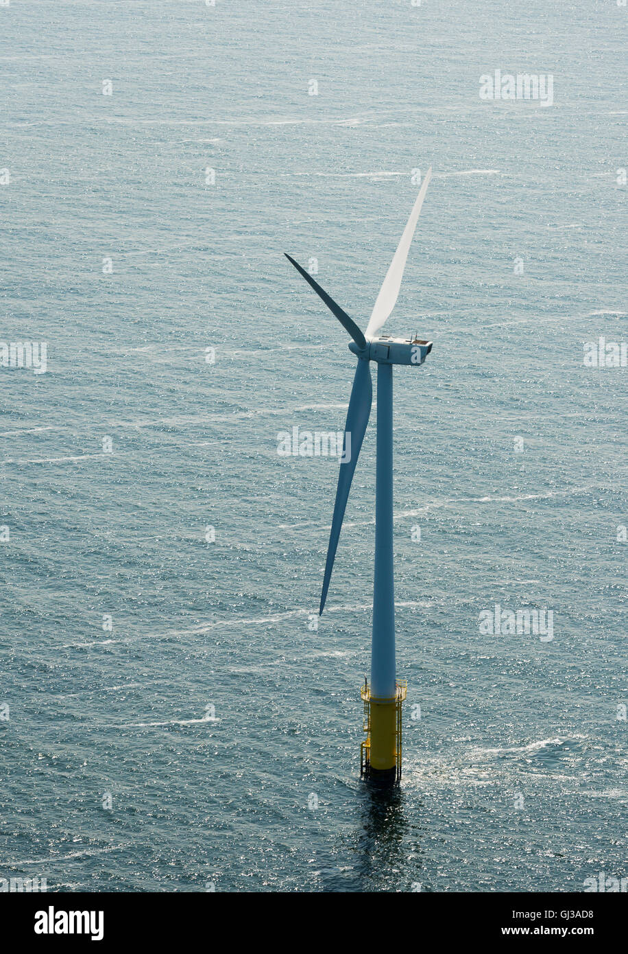 Luftaufnahme eines Offshore-Windparks abseits die niederländische Küste, IJmuiden, Nordholland, Niederlande Stockfoto