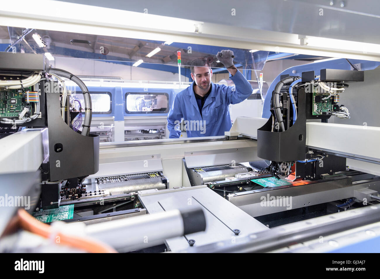 Platzieren von Komponenten auf der Platine in Platine Montage Fabrik Roboter Stockfoto