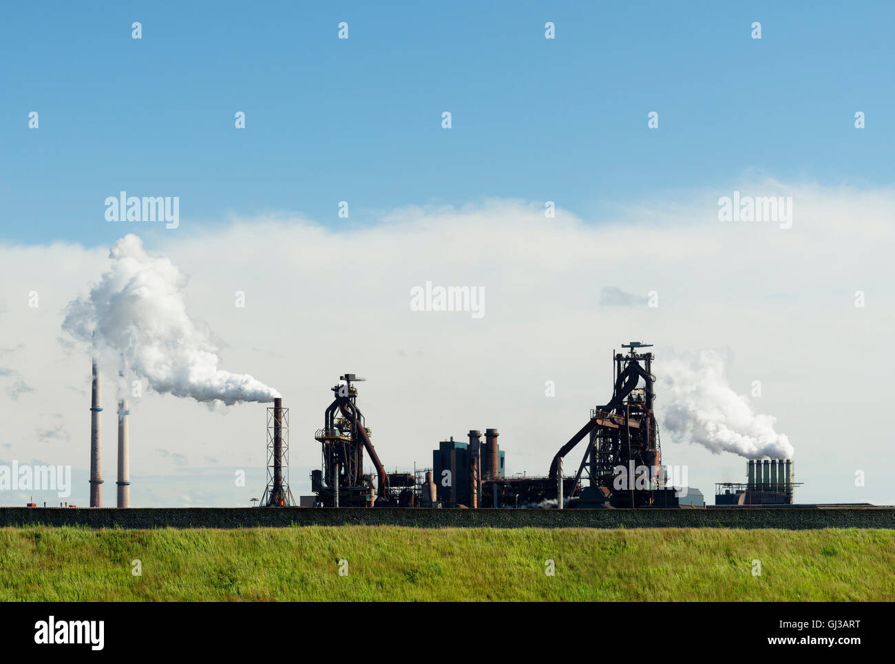 Dampfwolken aus Gießerei, IJmuiden, Nordholland, Niederlande Stockfoto