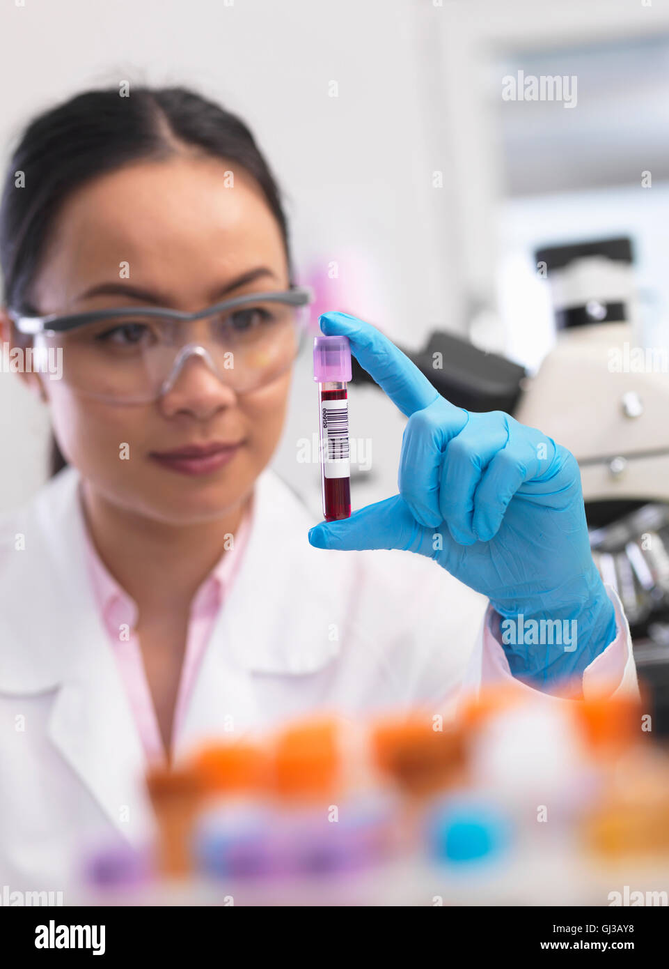 Wissenschaftler, die Vorbereitung von klinischer Proben für medizinische Tests im Labor Stockfoto