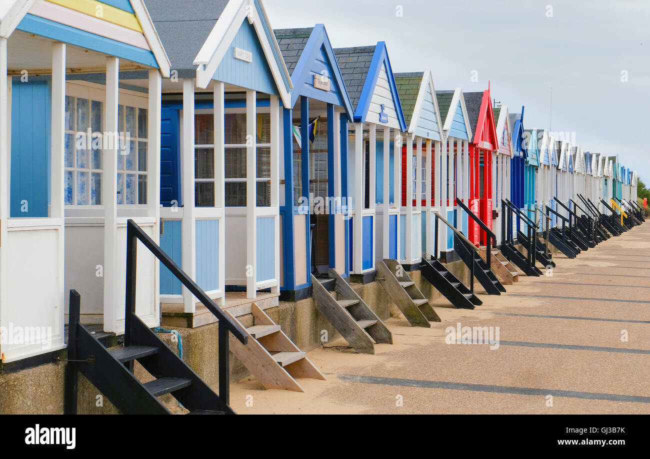 Seitlicher Blick auf eine Reihe von bunten Strandhäuschen, Southwold, Suffolk, UK Stockfoto
