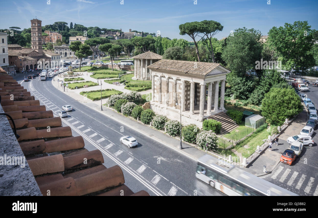 Erhöhte szenische Ansicht der römischen Ruinen und Straße, Rom, Italien Stockfoto