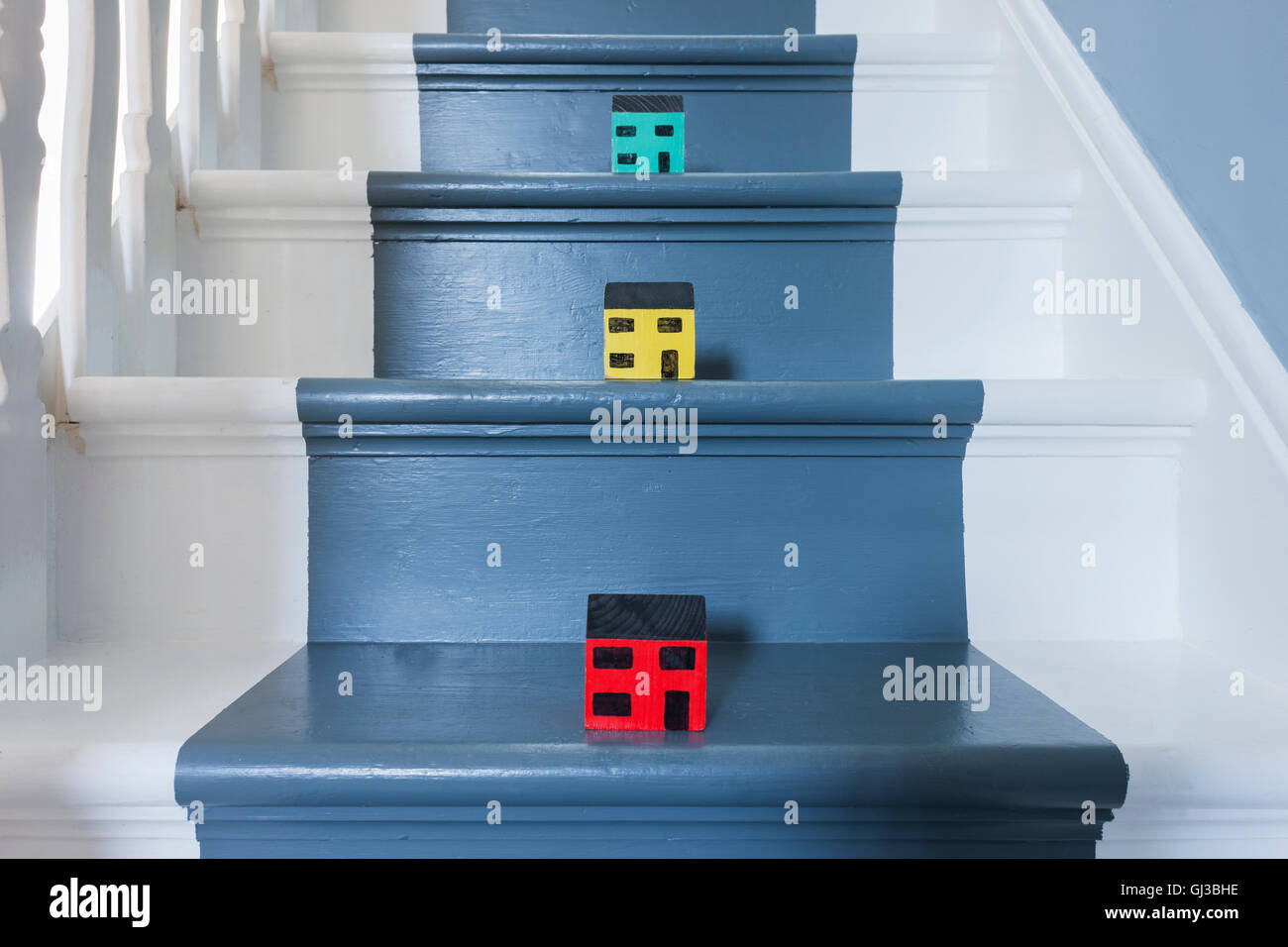 Scale Modellhäuser auf einer traditionellen heimischen Treppe Stockfoto