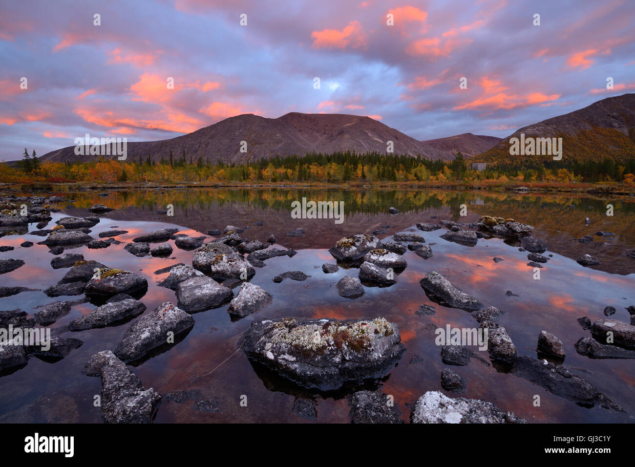 Ansicht der Polygonal Seen bei Sonnenuntergang, Chibiny Berge, Kola-Halbinsel, Russland Stockfoto
