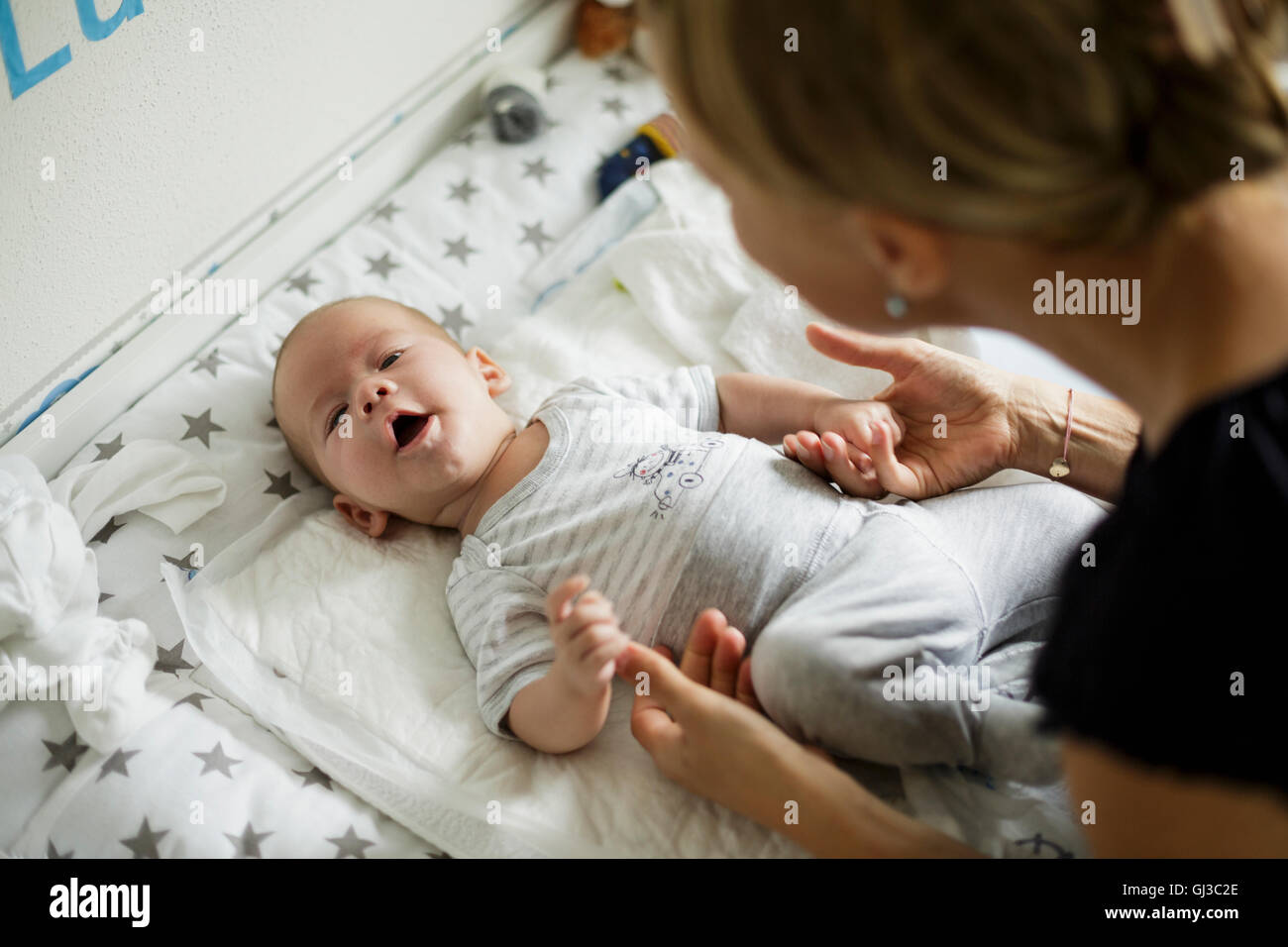 Über die Schulter-Blick der Mutter mit Baby Sohn kommunizieren Stockfoto