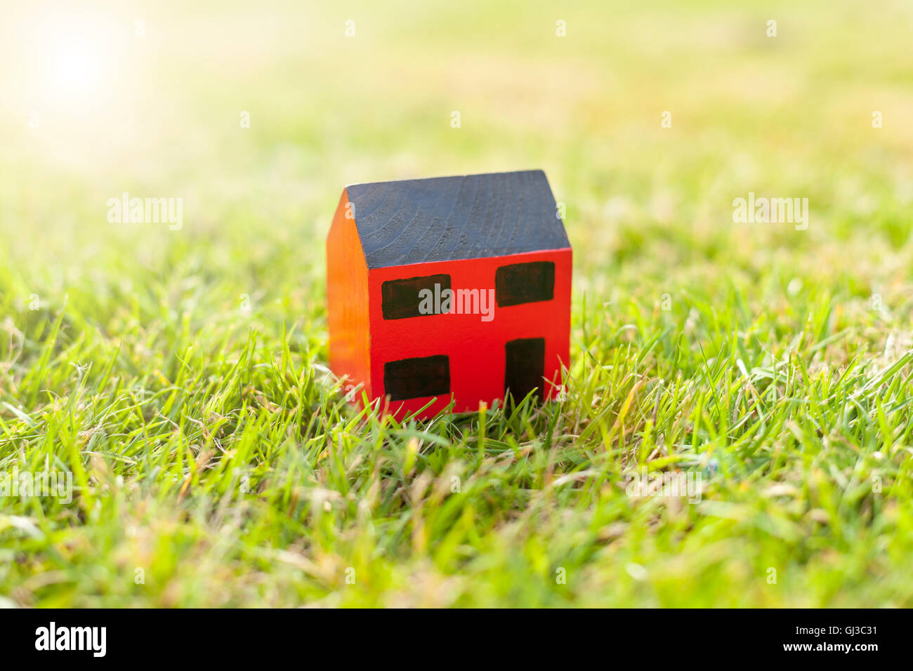 Holzspielzeug-Haus auf dem Rasen Stockfoto