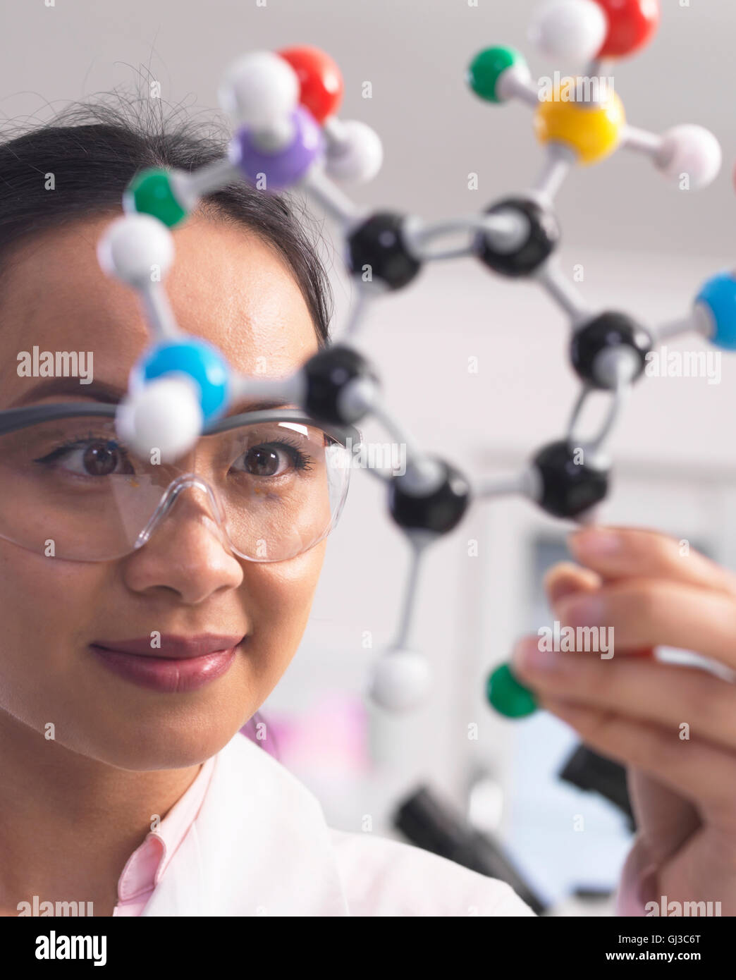 Wissenschaftler mit Molekülmodell, chemische Formel zu verstehen Stockfoto