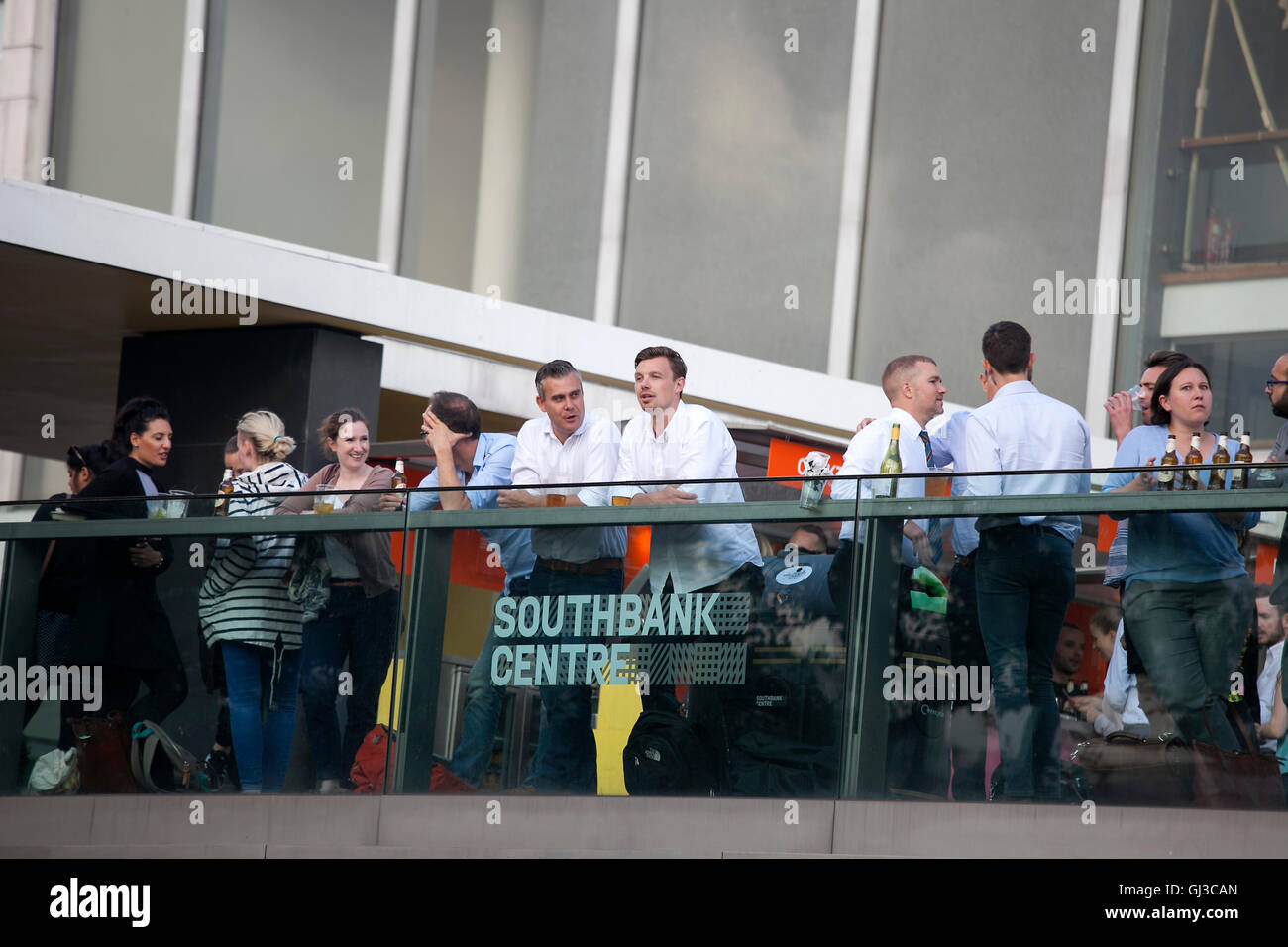LONDON, UK - 15. Mai 2016: Menschen trinken Bier außerhalb der Southbank Center. Stockfoto