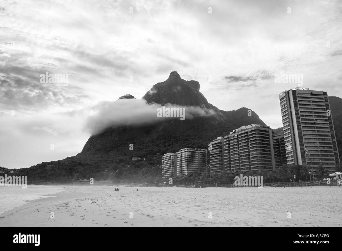 Dramatischen monochrome Blick vom Ufer des Sao Conrado Beach in Rio De Janeiro, Brasilien mit Nebel Cllinging, Pedra da Gavea Stockfoto