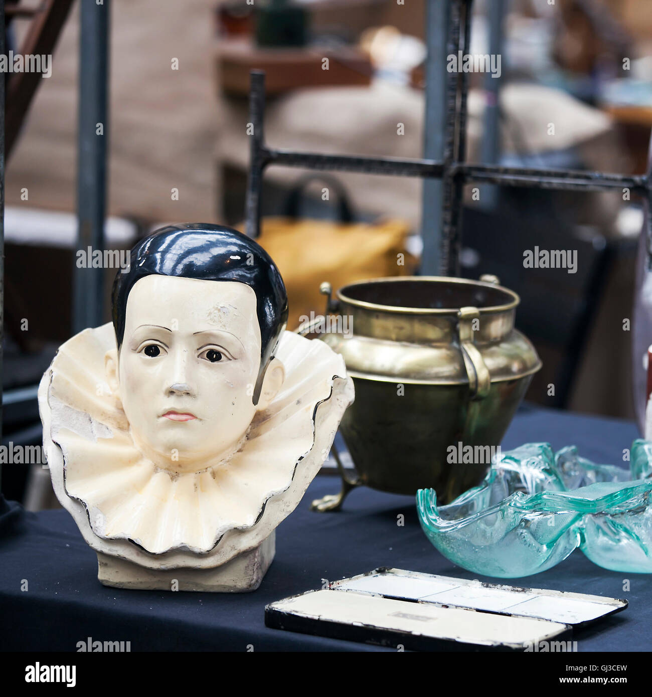 LONDON-Juni 27:Shoppers an Spitalfields Antic Markt Juni 27,2016 in London. Markt ist viertens beliebteste Attraktion in der Stadt am Stockfoto