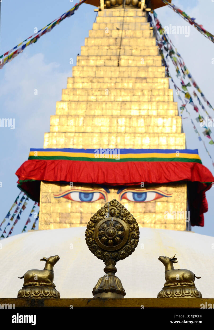 Buddhas Augen der Stupa Bodhnath und Rad des Dharma mit zwei Hirsche, Kathmandu, Nepal Stockfoto