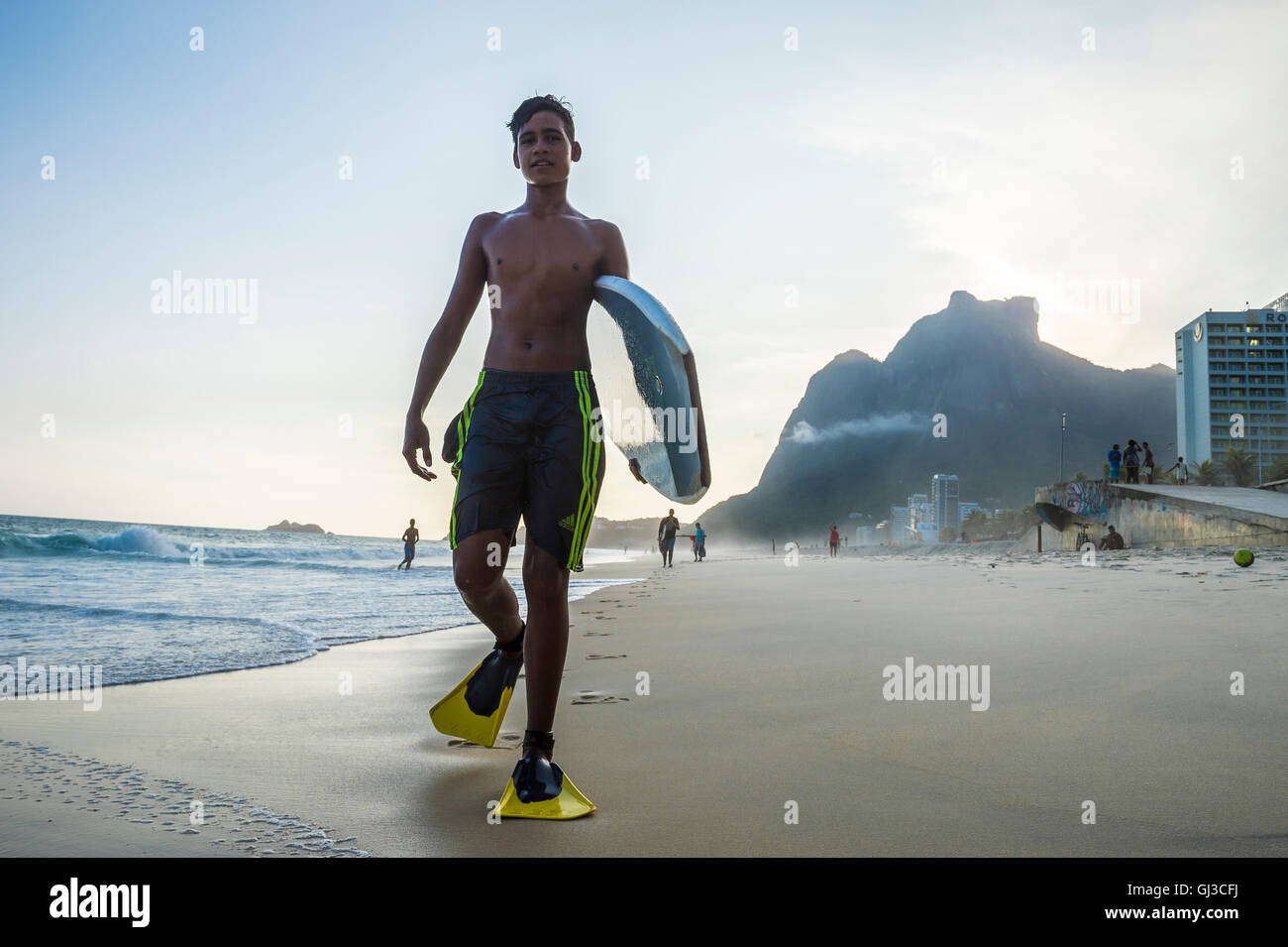 RIO DE JANEIRO - 8. März 2016: Junge Carioca brasilianischen Bodyboarder betritt die Wellen am Strand von São Conrado. Stockfoto