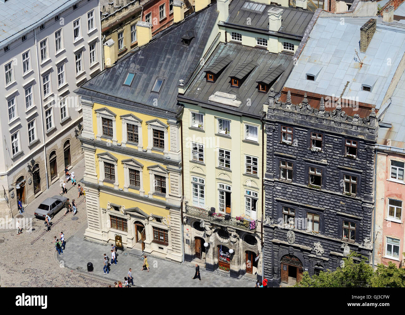 Lemberg, UKRAINE - 18 Juni: Unidentified Touristen Mittelaltermarkt quadratisch mit Wahrzeichen - Black House oder Chorna Kamyan Stockfoto