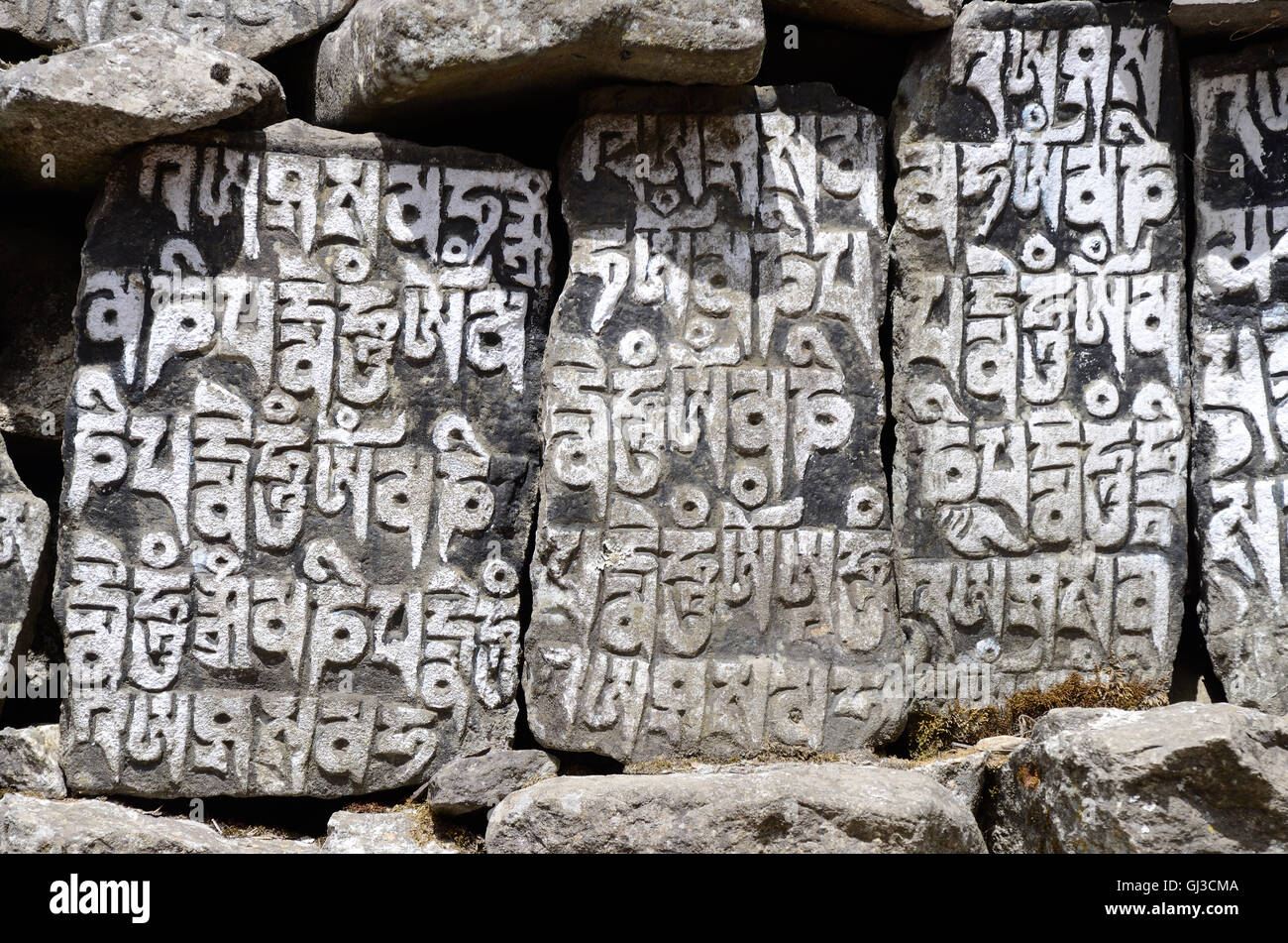 Buddhistische Mani-Steinen mit Heiligen Mantras in tibetischer Sprache, Nepal, Everst region Stockfoto