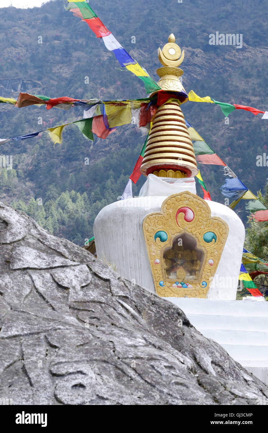 Kleine tibetische Stupa in Nepal mit Heiligen Mani-Steinen Stockfoto