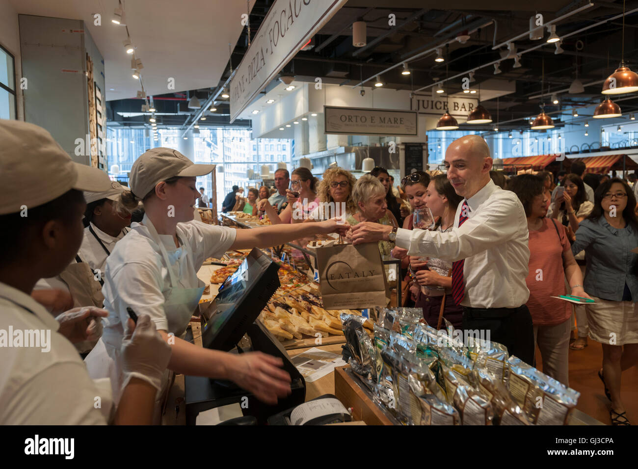 Focaccia Bar bei der Eröffnung der Innenstadt von Eataly in Lower Manhattan in New York auf Donnerstag, 11. August 2016. Befindet sich in 4 World Trade Center das Emporium aller Lebensmittel Italienisch ist der zweite Food Hall von Eataly in New York. Das Thema der Lower Manhattan Halle ist Brot mit internationalen Brot vorgestellten sowie Italienisch. (© Richard B. Levine) Stockfoto