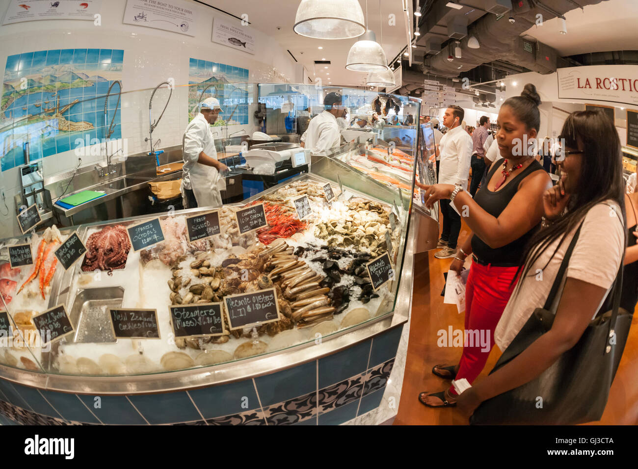 Auswahl an Fisch und Meeresfrüchten an La Pescheria im Zentrum von Eataly in Lower Manhattan in New York auf Donnerstag, 11. August 2016. Befindet sich in 4 World Trade Center das Emporium aller Lebensmittel Italienisch ist der zweite Food Hall von Eataly in New York. Das Thema der Lower Manhattan Halle ist Brot mit internationalen Brot vorgestellten sowie Italienisch. (© Richard B. Levine) Stockfoto