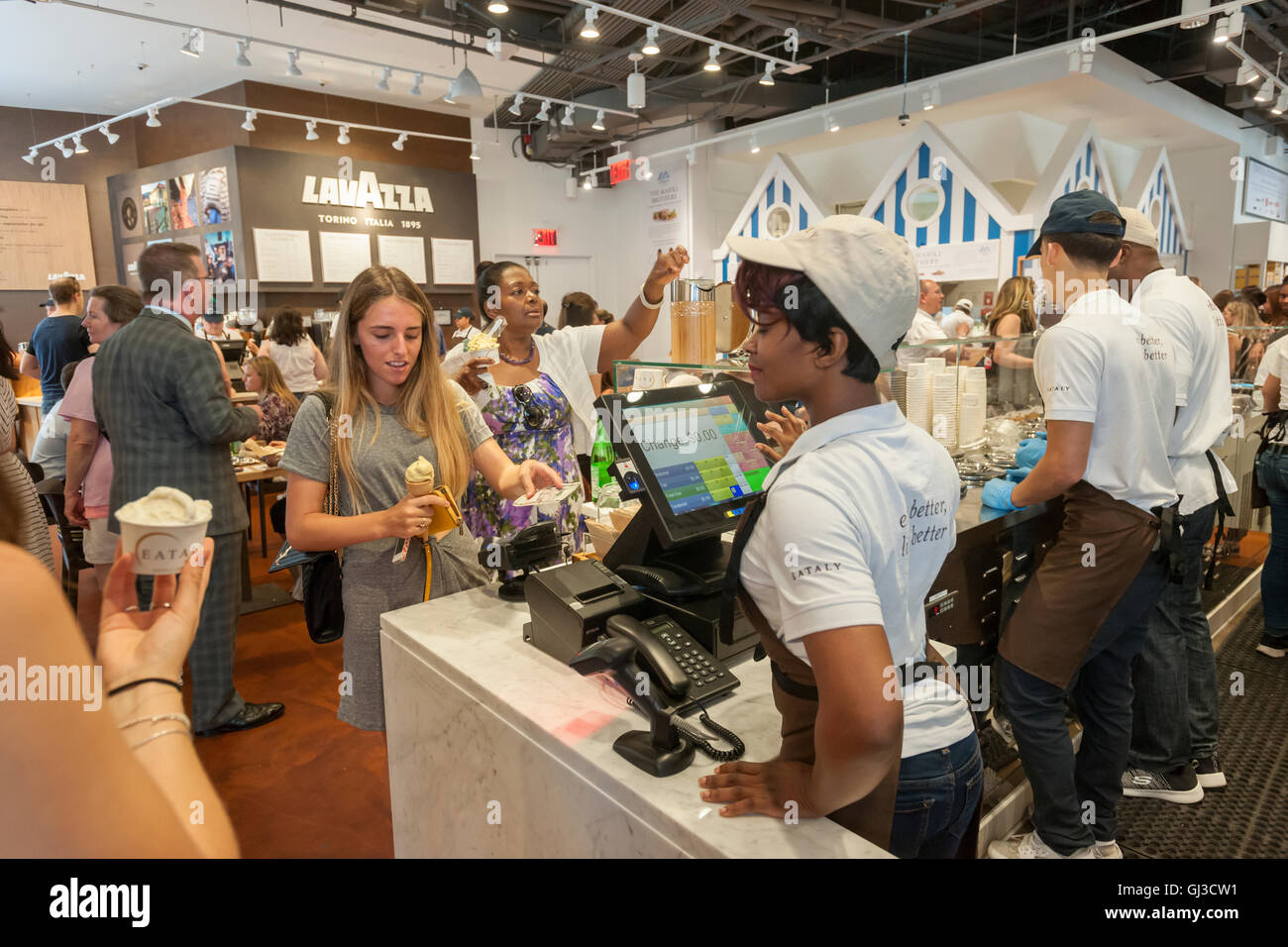 Kunden kaufen Eis bei der Eröffnung der Innenstadt von Eataly in Lower Manhattan in New York auf Donnerstag, 11. August 2016. Befindet sich in 4 World Trade Center das Emporium aller Lebensmittel Italienisch ist der zweite Food Hall von Eataly in New York. Das Thema der Lower Manhattan Halle ist Brot mit internationalen Brot vorgestellten sowie Italienisch. (© Richard B. Levine) Stockfoto