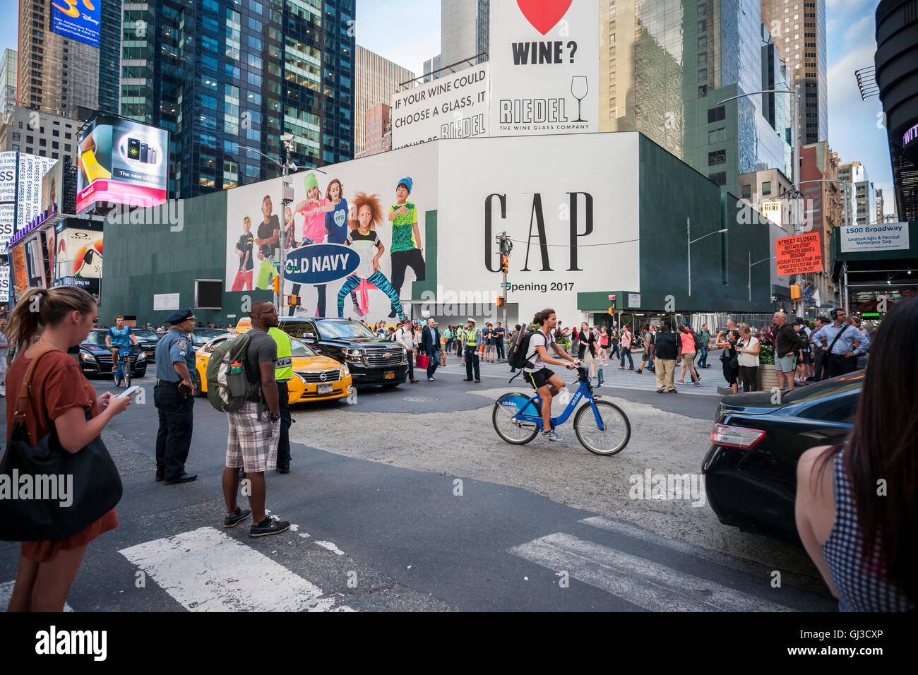 Riesige Werbetafeln auf dem Bau außerhalb 1514 Broadway am Times Square in New York auf Dienstag, 9. August 2016 vergossen werben die eminente Ankunft eine Lücke und alten Marine Läden. GAP Läden nehmen 62.000 qm im Bereich von Toys R Us die 100.000 Quadratfuß hatte früher besetzt. (© Richard B. Levine) Stockfoto