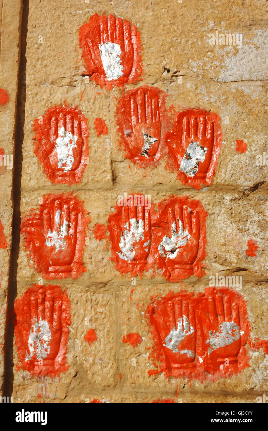 Hand druckt der Frauen (Maharaja Ehefrauen) begangen Sati in Meherangarh Fort in Jodhpur, Rajasthan, Indien. Sati war grausam anci Stockfoto