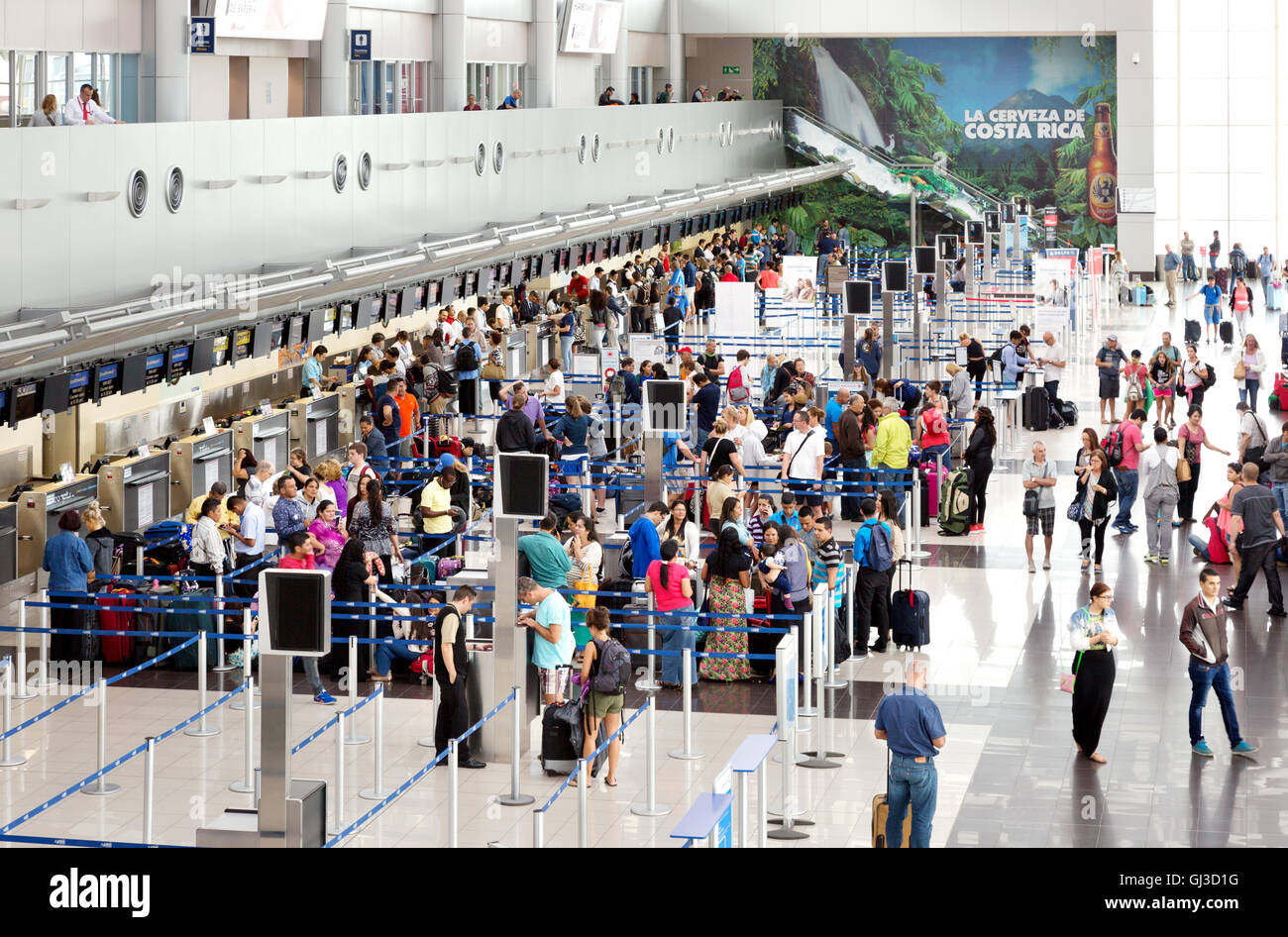 Überfüllten Gepäckkontrolle in Gängen, Juan Santamaría International Airport, San Jose, Costa Rica Mittelamerika Stockfoto