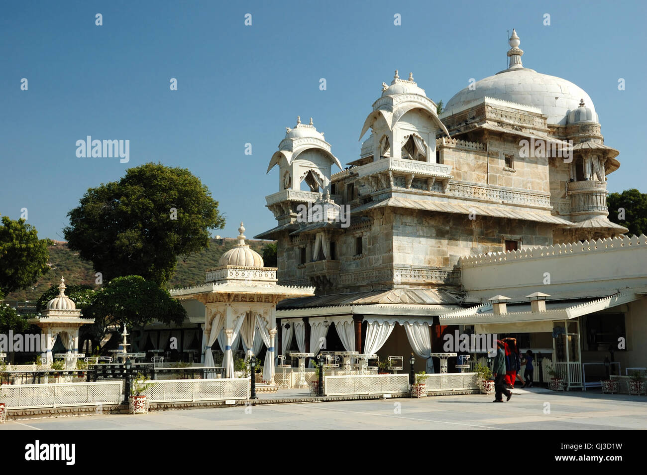 UDAIPUR, RAJASTHAN, Indien - NOVEMBER 19: Touristen in schönen Palast Jag Mandir Island am Pichola-See in Udaipur City, s Stockfoto