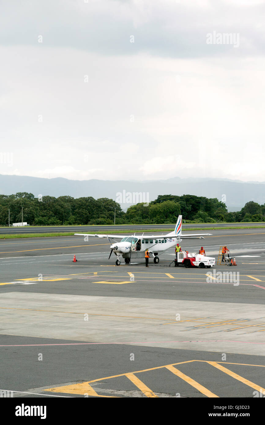 Light Aircraft on Ground bei Juan Santamaría International Airport, San Jose, Costa Rica, Mittelamerika Stockfoto