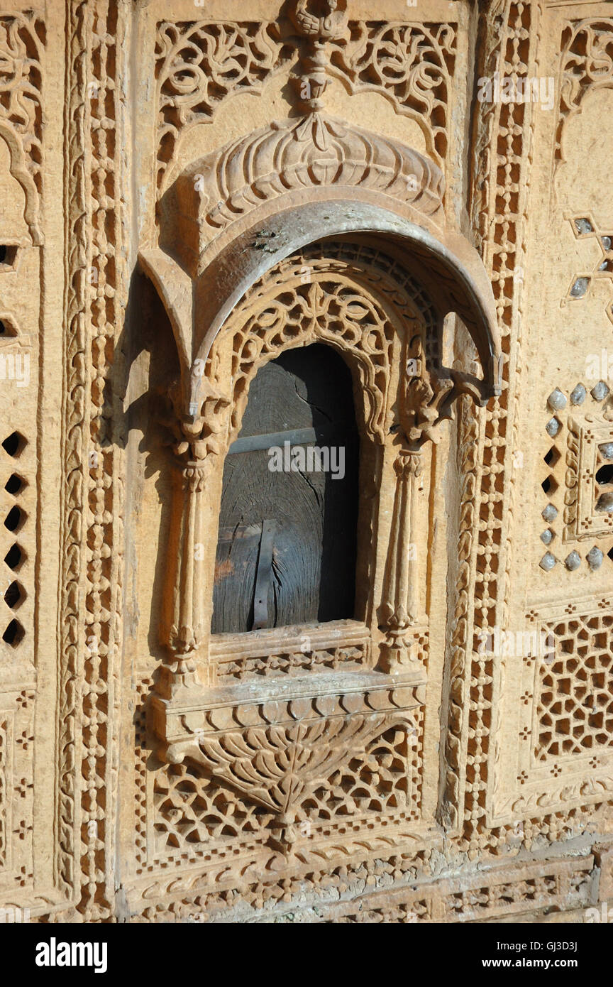 Schön verzierte Fenster der alten Haveli in Jaisalmer goldene Stadt, Weltkulturerbe, Rajasthan, Indien (Haus) Stockfoto