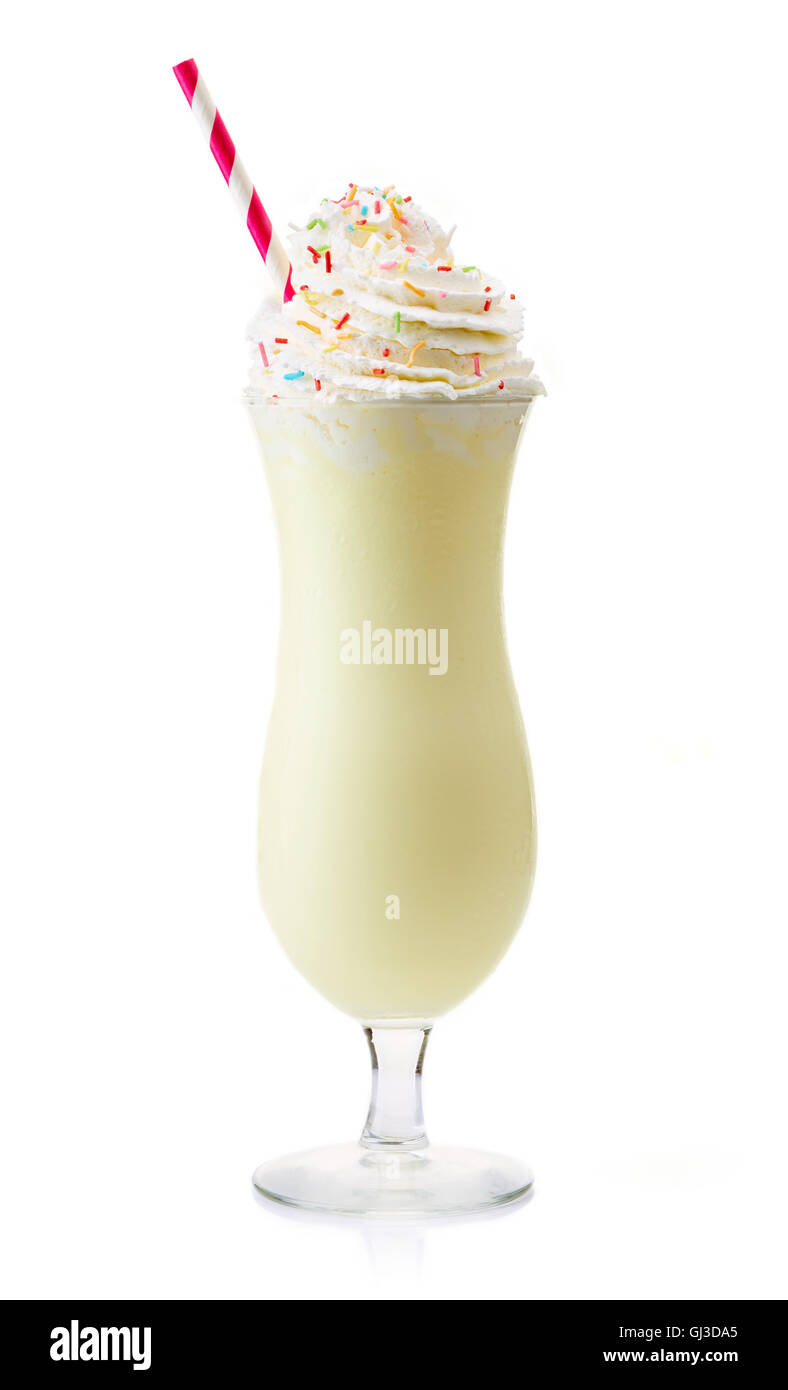 Glas von Vanille Milchshake mit Schlagsahne isoliert auf weißem Hintergrund Stockfoto