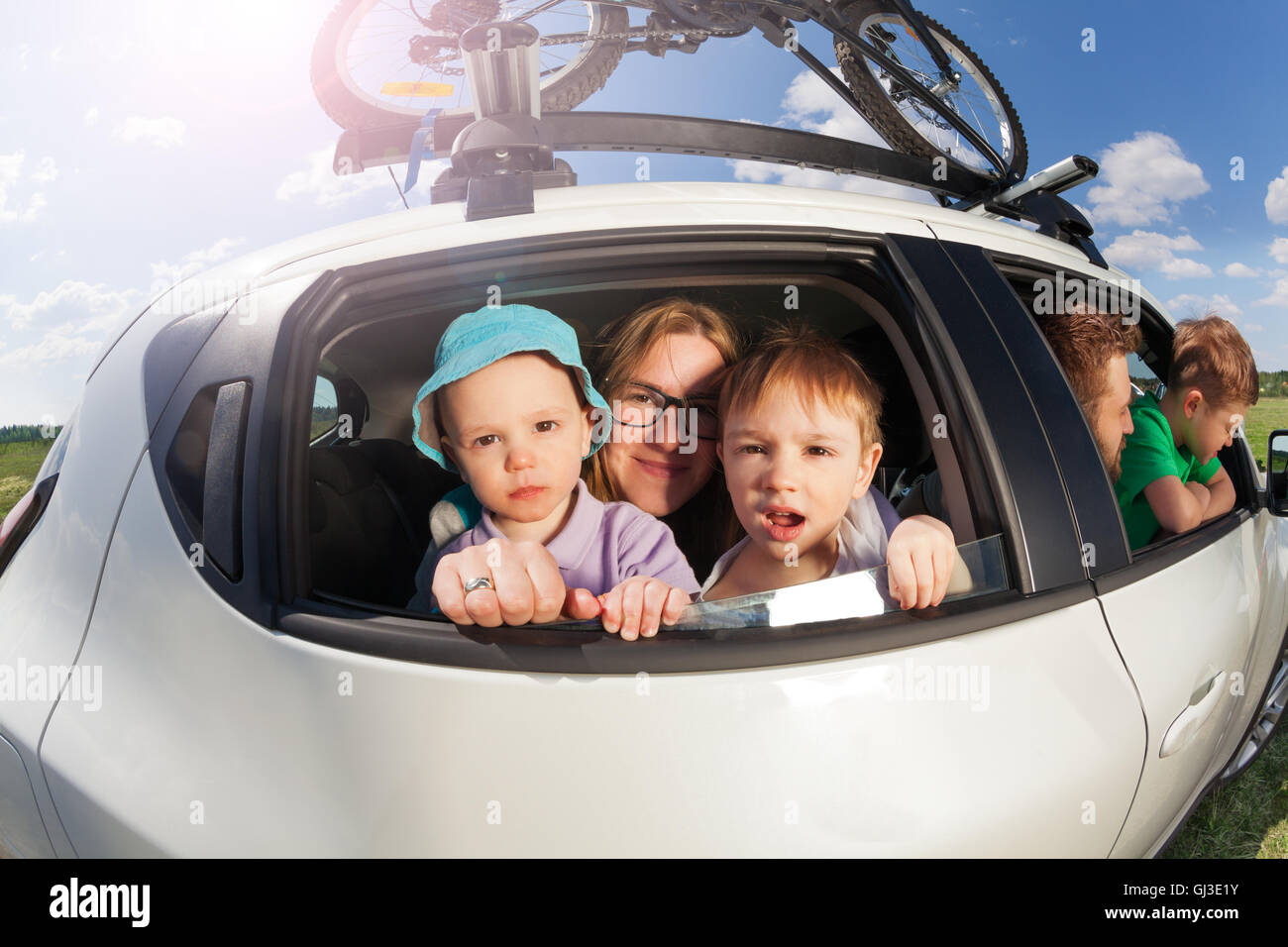 Große, glückliche Familie auf Urlaubsreise im Sommer gehen Stockfoto