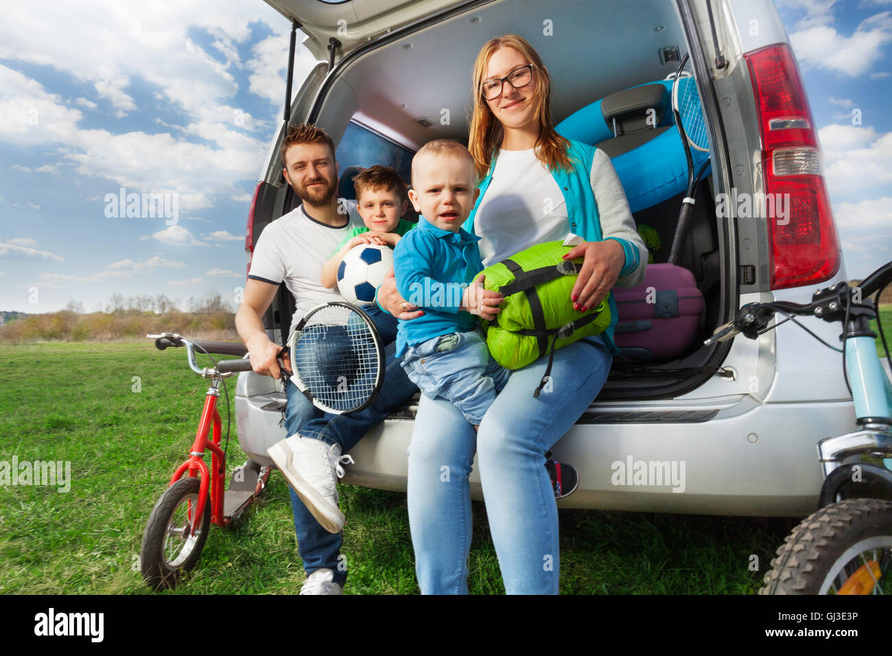 Glücklich sportliche Familie in den Sommerurlaub Stockfoto