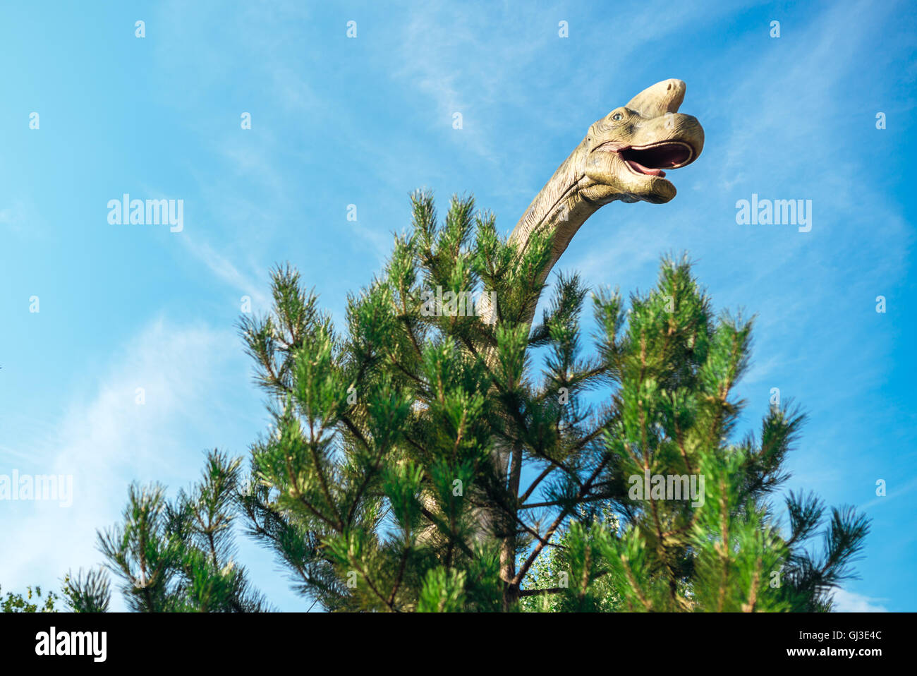 NOVI SAD, Serbien - 7. August 2016: Brachiosaurus Leben Größe Modell des prähistorischen Tieres im Thema Entertainment Dino-Park. Stockfoto